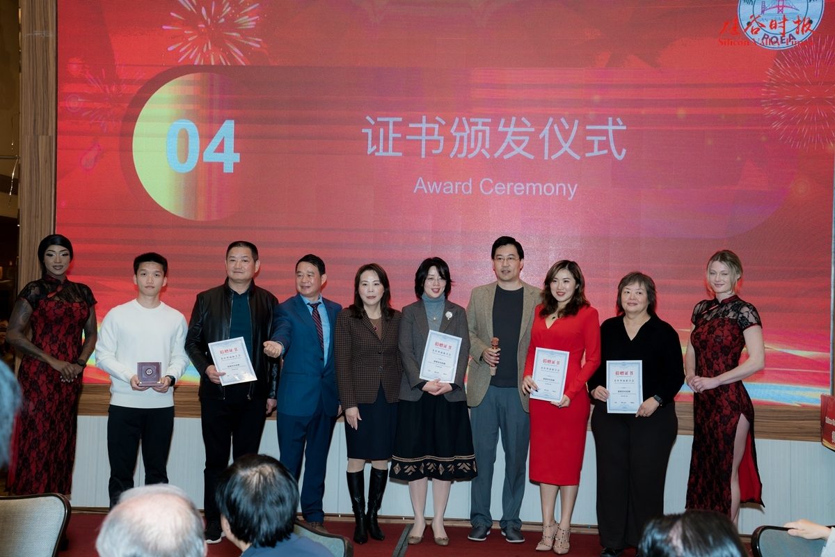 Executive President Chen Wei presenting donation certificates to POEA vice presidents and board members