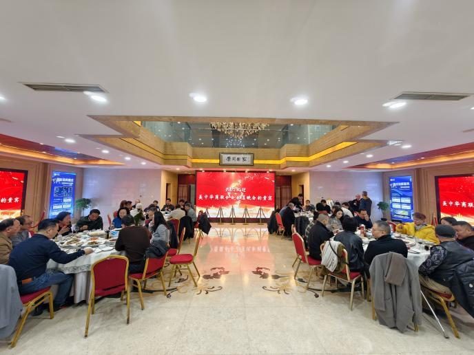 Guests exchanging ideas during the Spring Gala dinner
